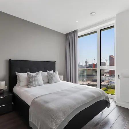 Ellie N Conys 3 Bedroom Apartment With 2 Bathrooms, An Ensuite, Kitchen And Balcony In Stratford Westfield